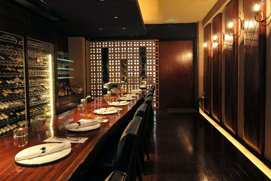 カウンター10席のみ。隠れ家のような空間で大切な時間を。