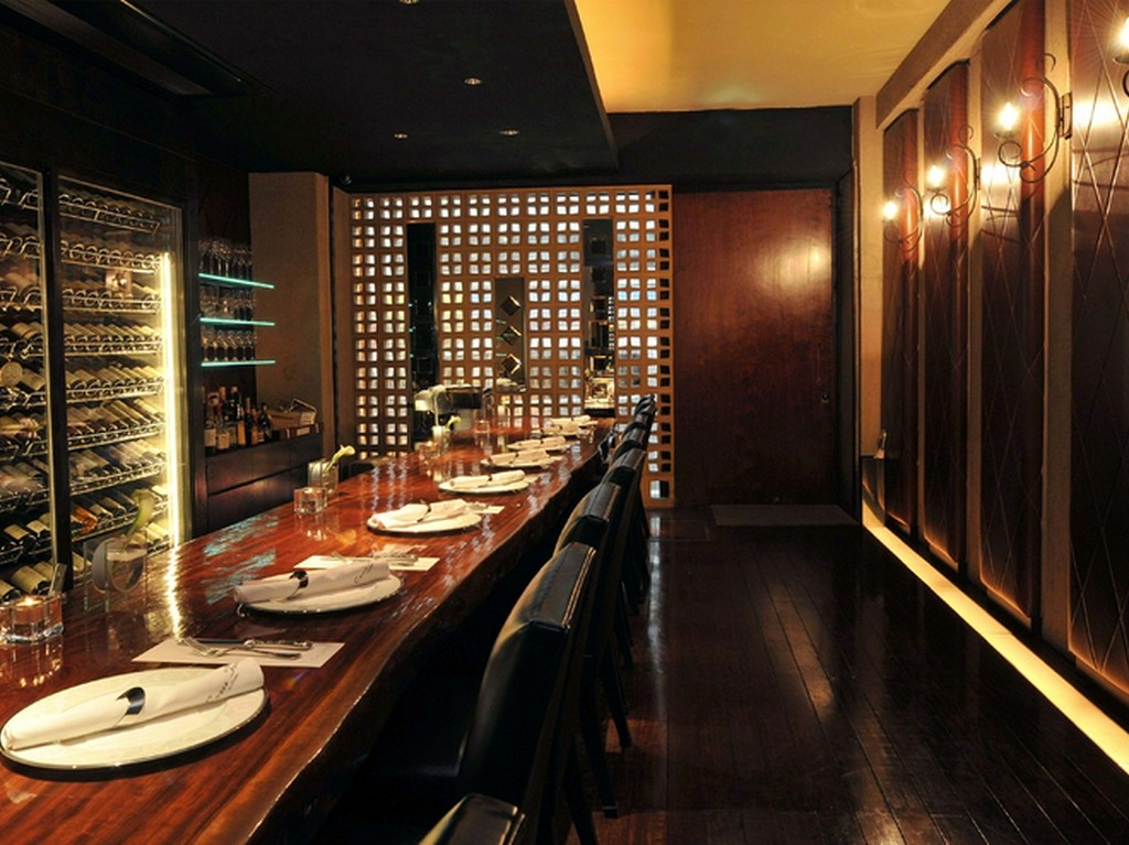 カウンター10席のみ。隠れ家のような空間で大切な時間を。