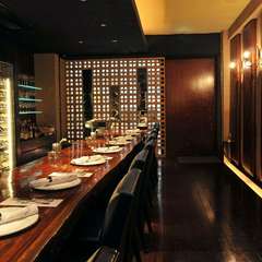 カウンター10席のみ。隠れ家のような空間で大切な時間を。