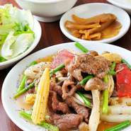 オーナーが青果の小売りや卸をしている会社なので、品質の高い野菜が手に入ります。だから、料理には安心でおいしい国産野菜をたっぷり使っています。手に入りにくい国産の中国野菜を使ったメニューも人気です。