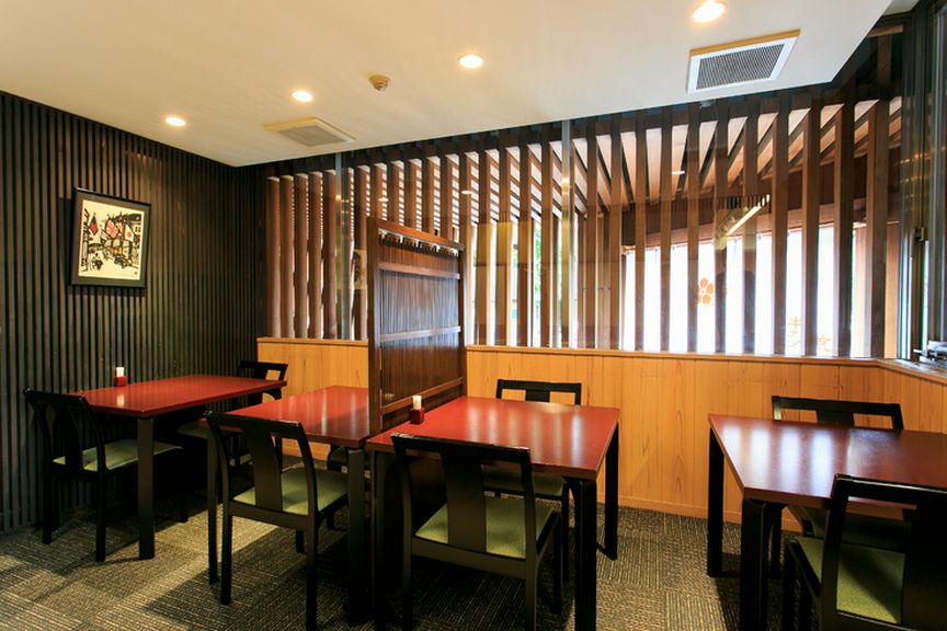 幅広い世代の人がくつろげるよう、店内のほとんどをテーブル席に