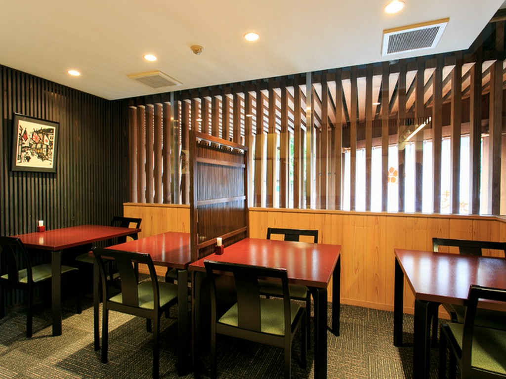 幅広い世代の人がくつろげるよう、店内のほとんどをテーブル席に