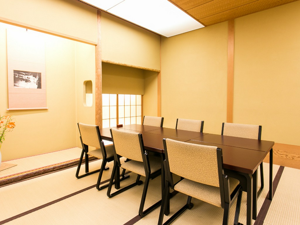 初顔合わせや接待など、おもてなしの場に最適な個室を4室用意