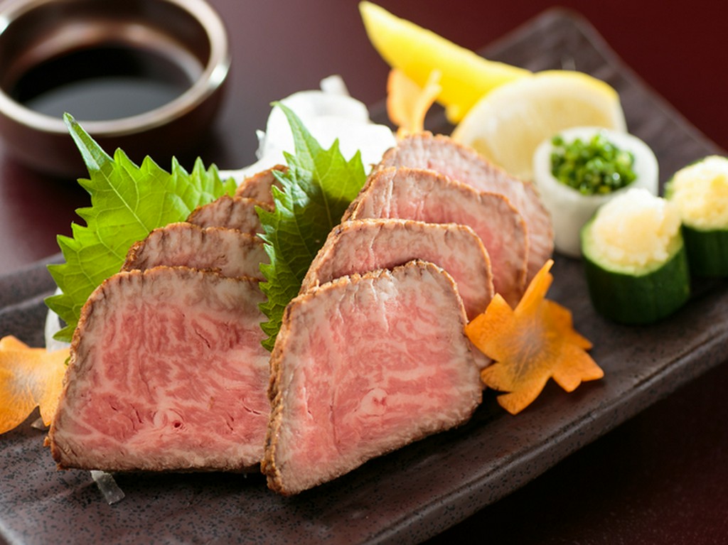 お肉本来の味わいや旨みを楽しむなら『牛焼霜造り』