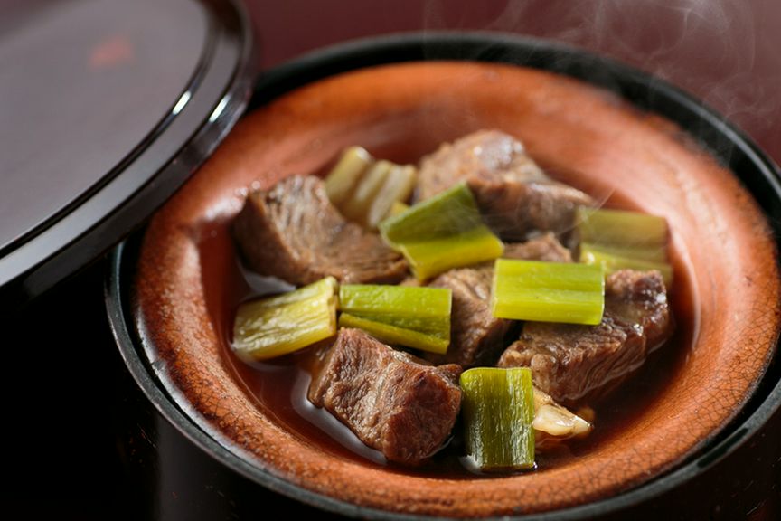 凝縮されたホホ肉の旨みが絶品。醤油のみで素材のよさを際立たせた『牛煮込み』