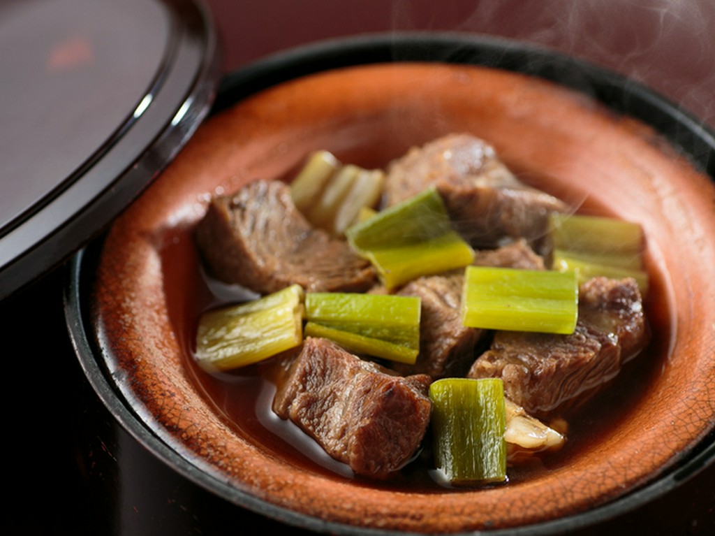 凝縮されたホホ肉の旨みが絶品。醤油のみで素材のよさを際立たせた『牛煮込み』