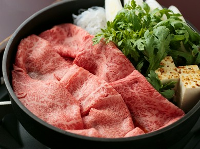 コクのある上品な味わいにうっとり。牛鍋の発祥地だからこそ外せない名物の『名代牛鍋（あおり）』