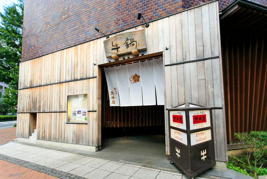 モダンで格式高い店構えが印象的な外観