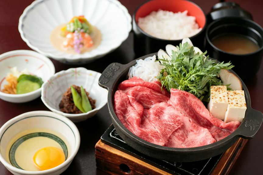 デートついでに美味しい牛鍋が楽しめる、お手頃なランチのセット