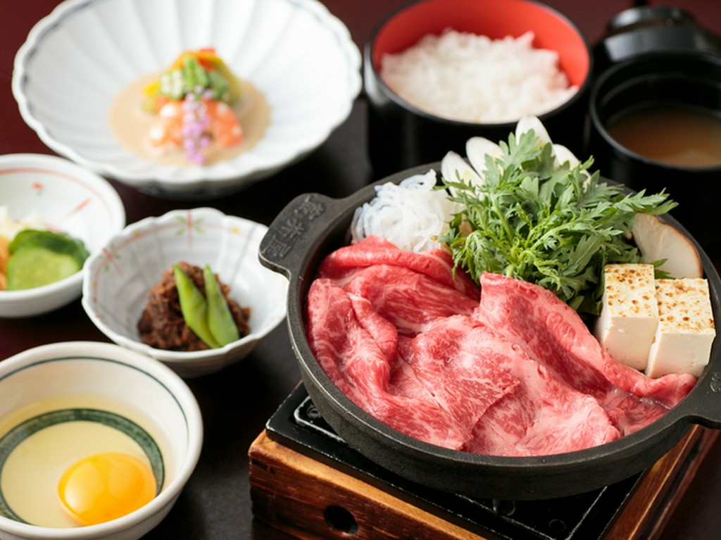 デートついでに美味しい牛鍋が楽しめる、お手頃なランチのセット