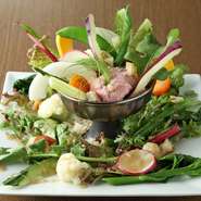 器の中には、パフェのアイス代わりにポテトサラダが。10種類以上の神奈川の旬野菜が周囲を彩ります。