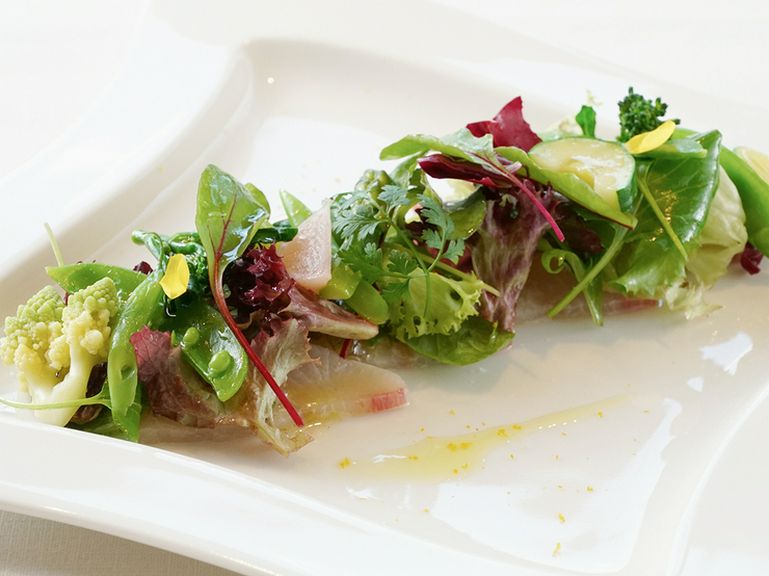 旬の地物の新鮮野菜や魚介類を使用した料理の数々
