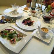 ワイン片手にフレンチで忘年会。会社関係では心ばかりの寸志として、従業員にご馳走したりするシーンを多々見かけます。様々なシーンで御利用下さいませ。