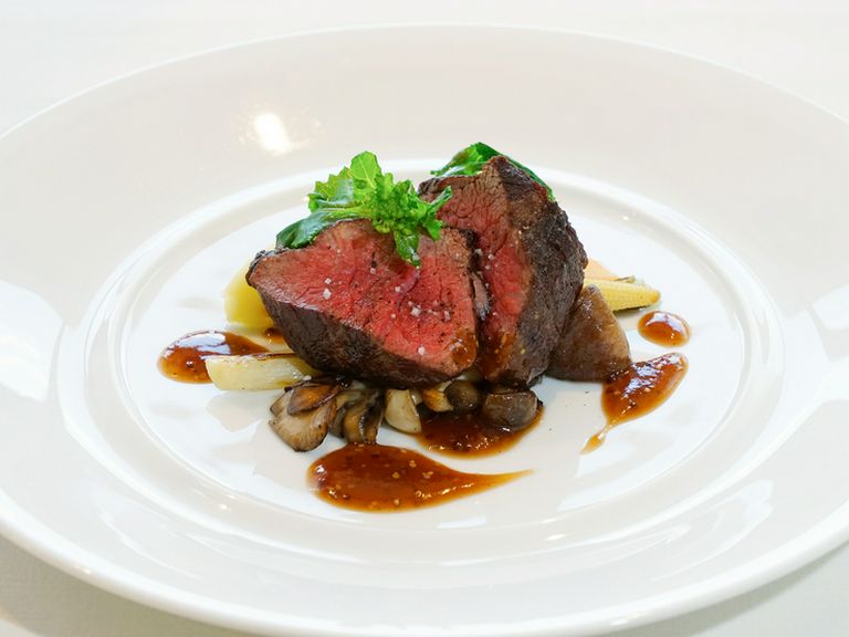 低温でじっくり仕上げた『松阪牛のロースト 温野菜添え』