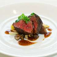 長期飼育のA5松阪牛を低温でじっくりと、ロゼに仕上げた逸品。松阪牛が持つ特有の旨みや香り、程好い食感等を堪能できます。粒マスタードでアクセントを付けた赤ワインソースでご賞味ください。