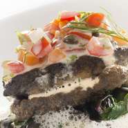 伊勢志摩産の黒鮑を蒸しあげてから粉を付け焼き上げます。白ワインベースのクリームソース（ソースは一例）をかけた一品。別添えの肝のソースをお好みで加えお召し上がり下さい。※禁漁時期により産地は変わります。