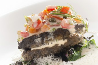 伊勢志摩産の黒鮑をつかったほどよい食感がくせになる『鮑ステーキ　～シェフの自己流～』