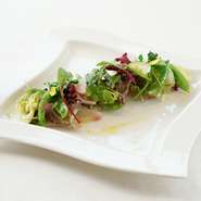 厳選した鮮魚と季節の野菜で仕上げたオードブル。その日の仕入れによって魚の種類が変わります。盛り付けも美しく、「目」でも、食べても堪能できます。