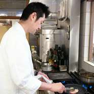 予約の際に、苦手な食材や好みの食材をお知らせいただけば可能な範囲で対応可能です。お祝いの席ではデザート提供時にメッセージプレートを添えるなどサプライズ演出もお手伝いいたします。お気軽にご相談ください。
