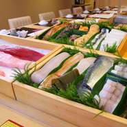 季節ごとにオススメする鮮魚を熟練の職人が吟味し提供。また、寿司店でありながら、素材を活かした創作料理や肉料理も扱っており、【寿し　門司】だからこその味わいを、ゆっくり存分に楽しめます。
