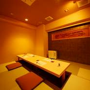 【寿し　門司】はカウンター席のある「門司」と、離れとなる座敷の個室の「離宮」からなっています。離宮では、周囲を気にせずにゆっくりと食事を楽しめるので、プライベート感を大切にしたい時に。
