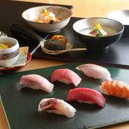 色つやのよい、新鮮なネタの純・寿司が堪能できるばかりか、創作料理あり、肉料理ありという守備範囲の広さもこの店の自慢。電話での予約やオーダーも受け付けているので、宴会の利用も気軽に相談できます。