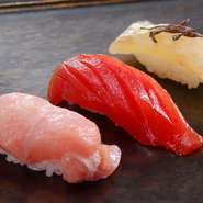 ネタは日本全国各地から選りすぐりのものを入荷しています。鮮度抜群な魚介類とシャリのバランスは絶妙。一口食べると、極上の旨みが広がります。