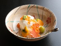 春の山菜や初夏の鱧、秋の松茸に冬の白子など、季節の旬の食材を天ぷらにしています。