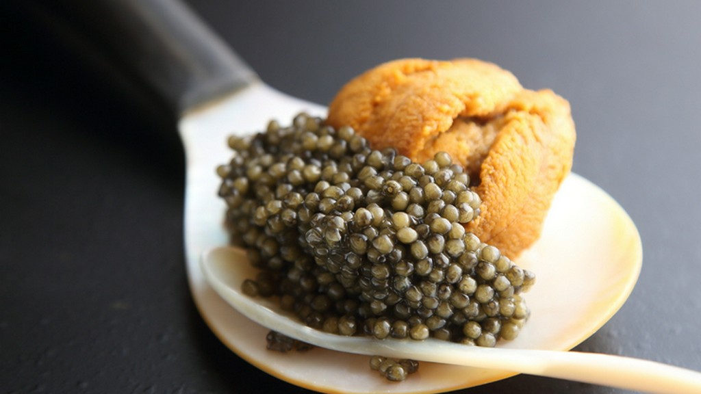アコヤ貝のスプーンで召し上がれ。『ウニとキャビアの合わせもの』