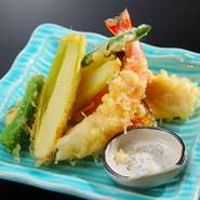春の山菜や初夏の鱧、秋の松茸に冬の白子など、季節の旬の食材を天ぷらにしています。