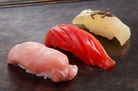 〈コース〉
・付き出し
・フグ薄造り
・お造り盛り合わせ
・トロ黄身醤油がけ
・茶碗蒸し
・料理一品
・寿し8貫
・お吸い物
・デザート
・コーヒor紅茶
※ドリンク別料金
※TAX20%
※テーブル席×禁煙
　座敷×喫煙