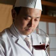 伝統的な懐石に合ったワインを。ソムリエでもある料理人、北野氏自らが買い付けたという厳選ワインは80種類以上。料理とのマリアージュを堪能できる1本を提案してくれます。