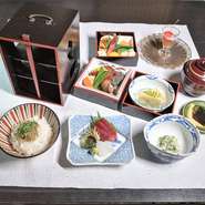地産地消をひとつのテーマに、力強い粘り気が特徴な海老芋や、身が柔らかく、甘みのある大振りの千両ナスといった、多くの大阪産野菜が料理に取り入れられています。