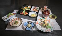 新鮮な旬の味覚を味わうお弁当に、お造りと天ぷらが付いた大変人気の御膳です。