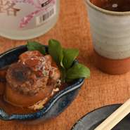 やわらかく煮た丸のままのトマトに神戸牛のハンバーグを詰め、勝ならではの味です。すぐに完売となってしまう大人気の一品。