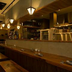 ゆったりとしたカウンターで朝まで食事が楽しめます