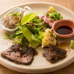 肉好きなお客様から高い支持を得ている『まつりの肉盛り』