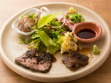 肉好きなお客様から高い支持を得ている『まつりの肉盛り』