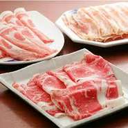 羊肉、豚肉、牛肉、鶏肉、長芋、キクラゲ、ブロッコリー、長ネギ、ニラ、干し豆腐、ニンニク、水ぎょうざ（6個）、イカ、切りカニ