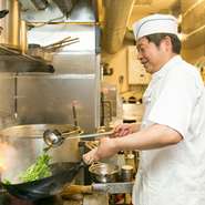 お客様に喜んでもらえるような料理を提供すべく、日々研鑽しています。美味しいと言っていただけることが何よりの喜び。料理のつくり方や材料についてなど、気軽にお聞きください。