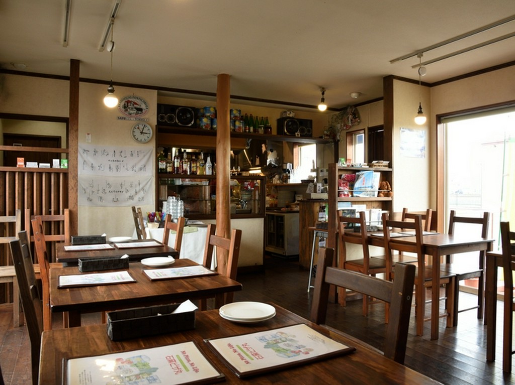 美味しいピザと楽しい会話がはずむひとときを