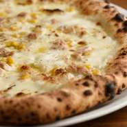 パンナは「生クリーム」、トンノは「ツナ」、コーン、玉ねぎにイタリアを代表するチーズのパルミジャーノが一度に味わえるピザ。イタリアの定番ピザをアレンジした大人から子供まで人気の一品です。