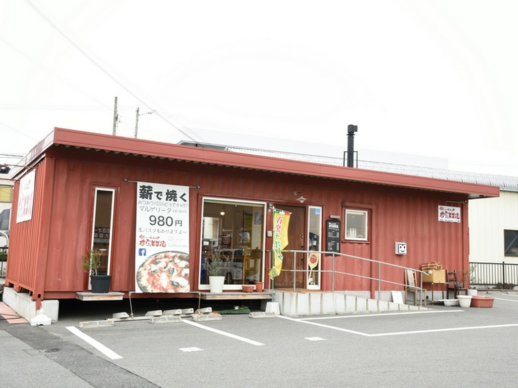 大きな窓が印象的な赤い外観が目印のお店