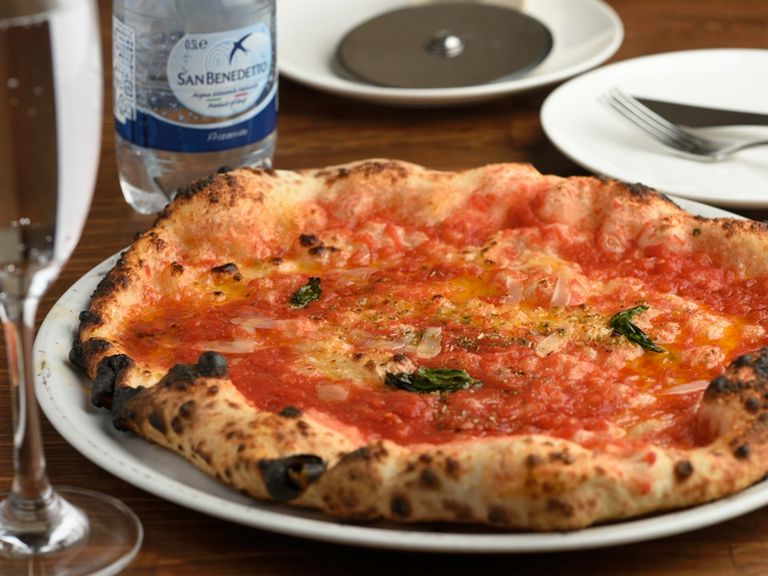 ニンニクの甘みを引き出したシンプルなピザ『マリナーラ』