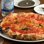 ナポリピザの基本の1つの『マリナーラ』。比較的温度の低いところで焼くのが特徴。ニンニクの甘みを引き出します。生地だけでも美味しさを十分味わえる、シンプルなピザで焼き加減で美味しさがかわります。