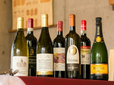 料理に合うイタリア産ワインが充実、選べるグラスワインも嬉しい