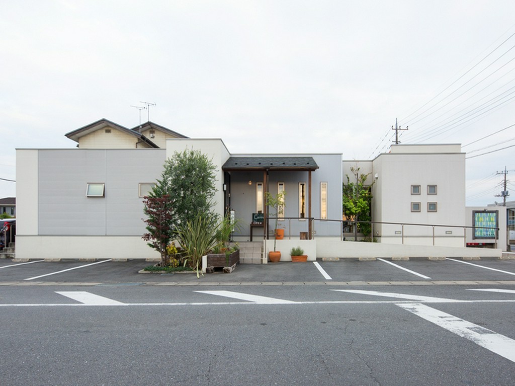 国道354線沿いに佇む白いオシャレな一軒家レストラン