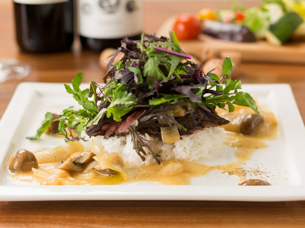 タワーに釘付け！『上州牛と旬野菜のグリル ステーキ丼仕立て』