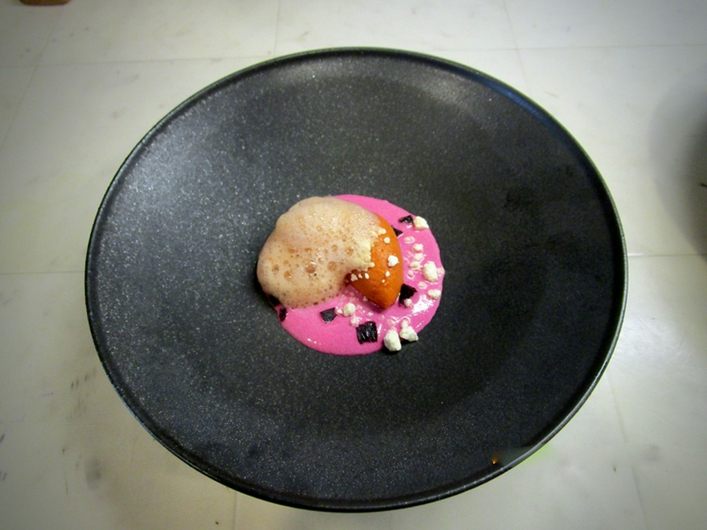 料理にメリハリを。変化にとんだ食器も重要な演出の一要素