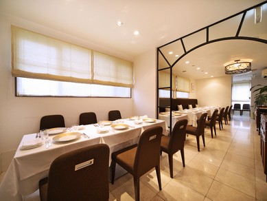 白を基調に、黒をアクセントにしたシックでスタイリッシュな店内